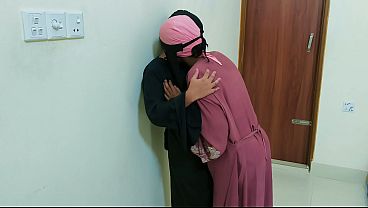 Desi Bhabhi Masak Sendiri Di Dapur, Bumbunya Bikin Nafsu