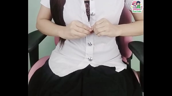 สาวนักศึกษาสุดเซ็กซี่โชว์เร้าใจบนโต๊ะคอม ใช้จู๋ปอมใหญ่ยัดโชว์เสียวจัด
