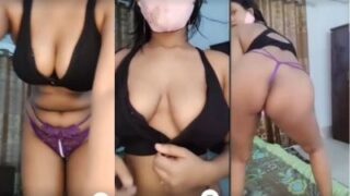 Gadis Desi Bugil Menggoyang Tubuhnya Dengan Sensual Demi Memenangkan Tantangan Daring