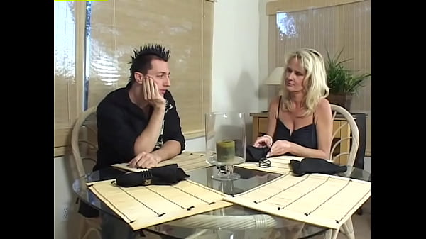 Ibu Tiri Yang Ingin Kukentot (volume #35, Adegan #1)