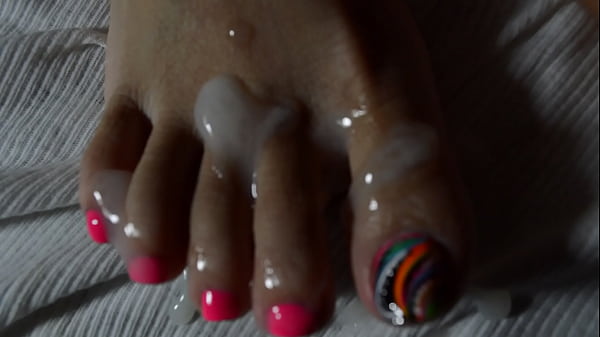 Mengecup Kaki Seksi Istri Asia Yang Menggoda