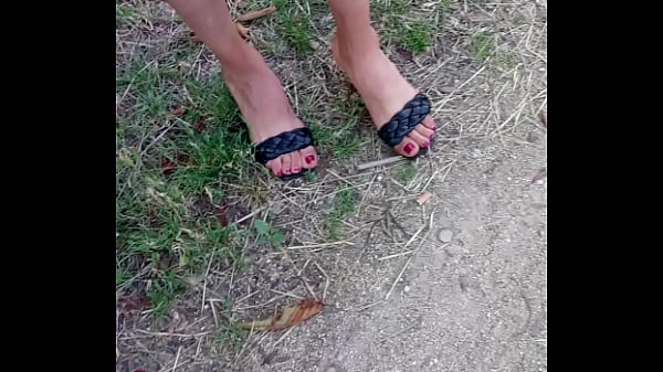 Ibu Arab Nakal, Jari Kaki Seksi Pakai High Heels, Siap Digoyang