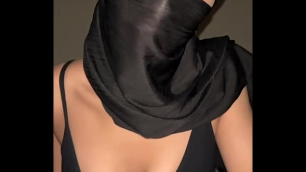 Bikin Makin Liar, Si Arab Berhijab Ini Pamer Dadanya Bikin Ngilu.