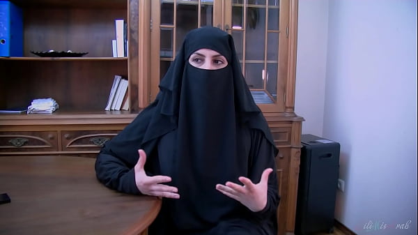 Kesepakatan Abad Ini Ditutup Dengan Ciuman Panas Dari Pelacur Hijab Arab – Lilimissarab