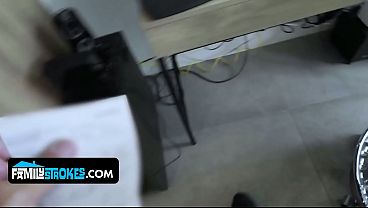 Gadis Latin Remaja Menggoda Ayah Tirinya Dengan Tubuh Ketat Dan Menggairahkan