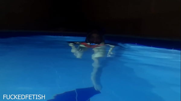Helen Star Pakai Bikini Seksi, Masker Malam, Ngebut Di Kolam Renang