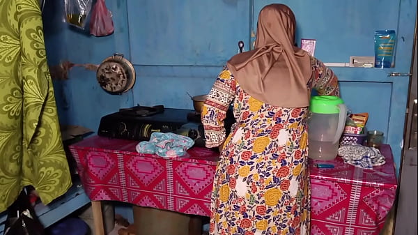 Ngentot Istri Temen Pas Lagi Masak, Asik Banget Rasanya.