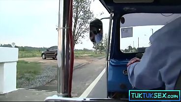 Jalanan Panas, Ibu Thailand Montok Digaruk Dan Dibawa Berputar-putar Nafsu.