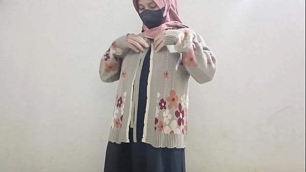 Gadis Berjilbab Main Timun Sambil Ngocok Memek Basah