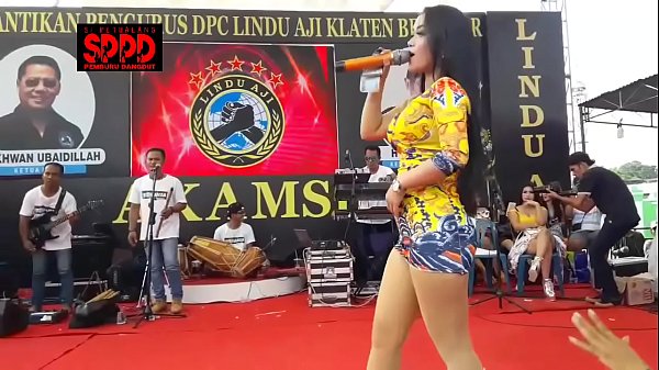 Tarian Erotis Indonesia – Sintya Riske Bergoyang Liar Di Atas Panggung, Bikin Meleleh