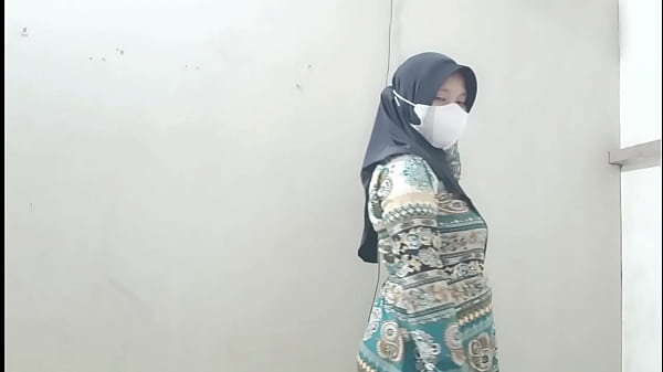 Ngentot Istri Tetangga Pas Suaminya Ngantor, Nikmatin Lubang Basahnya.