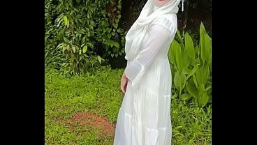 Nunjukin Pantat Hijabku Di Luar, Bikin Panas Mata Lihat