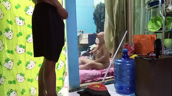 Ngentotin Istri Teman Yang Lagi Sibuk Colmek Sendiri.