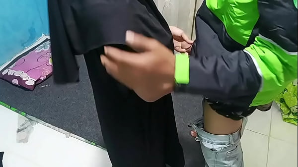 Prank Ngajakin Ojol Ngentot, Bikin Si Abang Langsung Tegang Dan Malu.