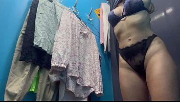 Ganti Baju Di Ruang Ganti, Ada Kamera Tersembunyi, Cewek Rusia Montok Dengan Puting Menggoda.