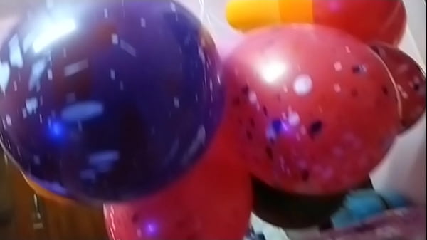 Bocah India Main Balon, Kempesin Pelan-pelan Pake Lidah.