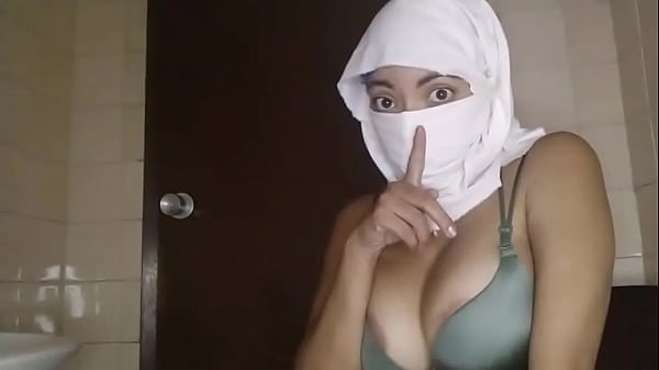 Istri Muslim Arab Yang Haus Birahi Muncratin Sambil Suami Pergi