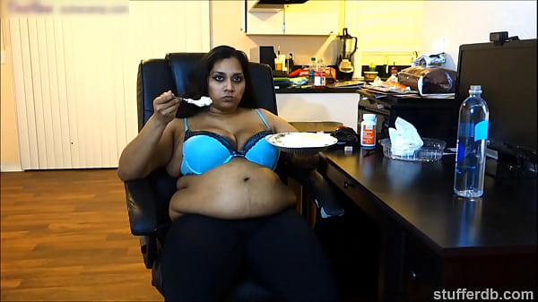 Desi Rose Ngeces Lihat Pie, Siap Dimakan Pake Lidah Panas!