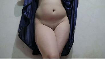 Cewek Indo Pake Lingerie Biru, Jongkok Sambil Colmek, Bikin Makin Basah.