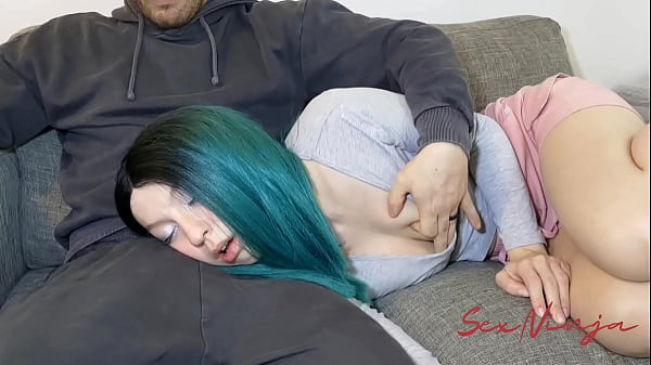 Gue Cuma Mau Rebahan Di Pangkuan Abang Tiri, Biar Bisa Tidur Sambil Ngerasain Hangatnya.