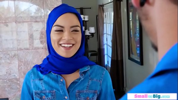 Gadis Arab Mungil Digenjot Dua Pria Besar Sampai Meringis Keenakan.