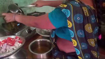 Ibu Rumah Tangga India Masak Seks Dengan Pacar Di Dapur Panas, Menggoda Sambil Menggoreng.