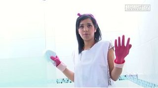 Pembantu Hotel Pake Sarung Tangan Karet, Bungkuk Sambil Ngelap Pancuran, Bikin Greget.