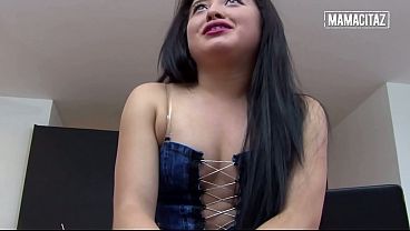 Goyangin Pantat Tebal Latina Pake Rok Mini… Gak Bisa Berhenti Meremasnya.