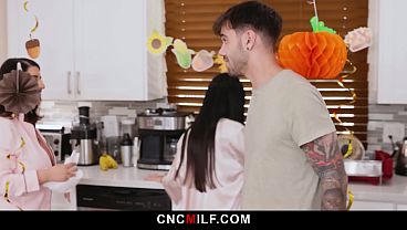 Ibu Tiri Marica Yang Seksi Langsung Merasakan Tradisi Bebas Pakai Keluarga Ini.