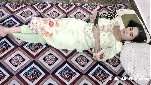 Cewek India Nonton Bokep Di Hp, Dijatah Sama Abangnya Sampe Keras – Audio Hindi