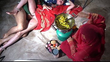 Ibu Tiri Desi Lagi Ngentot Di Dapur, Omongan Kotor Bahasa Hindi Bikin Makin Panas.