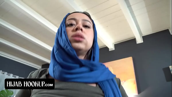 Nakal Banget Sih, Cewek Arab Ini Nge-*blow* Kontol Kakak Tirinya Biar Doi Diem Aja Dari Ortu Sambilan Yang Galak.