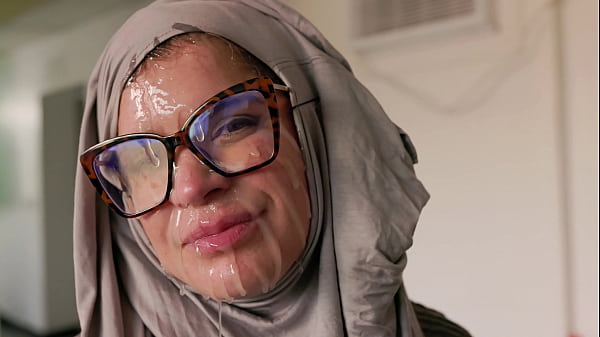 Hijab Cosplay – Ibu Bule Minta Disetubuhi Di Muka