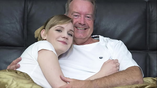 Blonde Seksi Nungging Siap Ditusuk Kontol Gede Kakek Tua