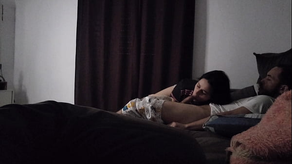 Tia Gatal Sengaja Atur Posisi Biar Bisa Rebahan Di Sofa Bareng Ponakan, Saling Merapat Penuh Hasrat.