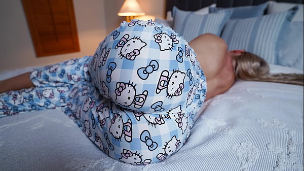 Ibu Tiri Bangun Pagi Liat Kontol Keras Anak Tiri, Bantu Doi Crot Cepet, Santai Aja Sayang.