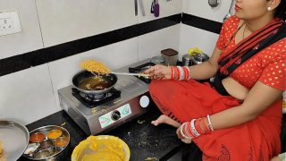 कोमल दिवाली पर नमकीन बना रही थी, तभी देवर ने भाभी को लेने का मन बनाया