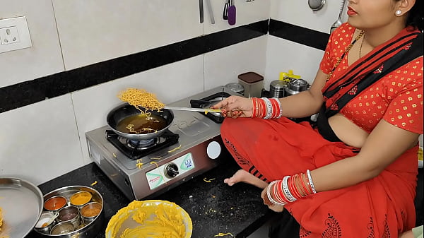 कोमल दिवाली पर नमकीन बना रही थी, तभी देवर ने भाभी को लेने का मन बनाया