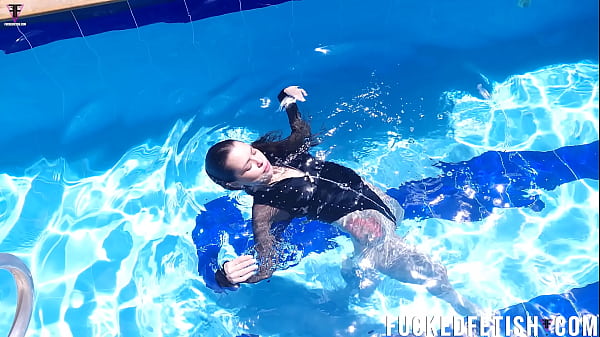 Jessica Bunny Berenang Telanjang Di Kolam, Basah Kuyup Dan Menggoda