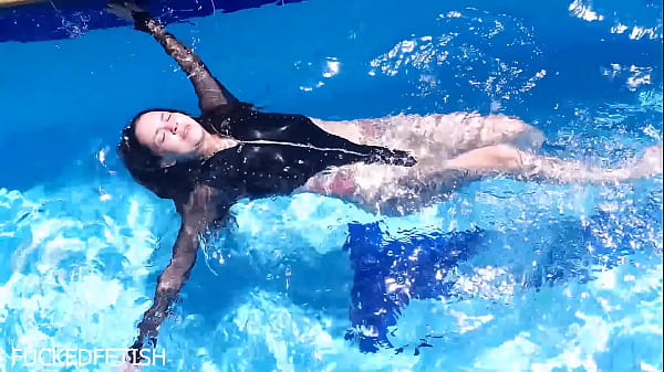 Bikini Basah Kuyup, Tubuh Jessica Bunny Di Dalam Air Bikin Makin Menggoda