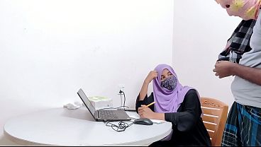 Manager Bank Berhijab Digebuk Kontol Petani Desa, Desi Chudai Panas.