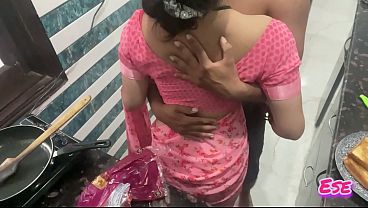 Desi Bhabhi Lagi Dapur Masak, Tiba-tiba Digebukin Sambil Nungguin Nasinya Mateng.