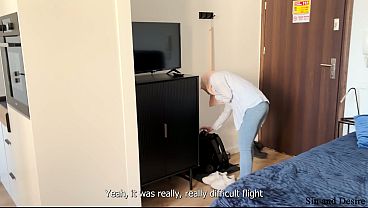 Tidak Pernah Lihat Yang Sebesar Itu Sebelumnya, Mama Tiri Arab Malu-malu Tapi Matanya Nggak Bisa Lepas Dari Kontol Besar Anak Tirinya Di Ranjang Bareng.