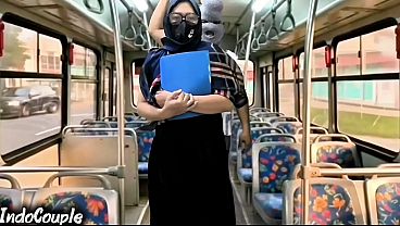Istri Muslim Pulang Kampus Naik Bus Sendirian, Langsung Digoblokin Sama Orang Asing Di Balik Hijab