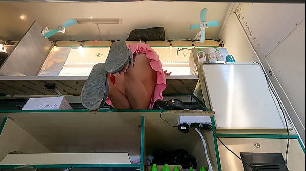 Ngentot, Liat Bangsat Ini Bengkok Di Meja Dapur, Celana Dalem Keliatan Dari Bawah Rok.