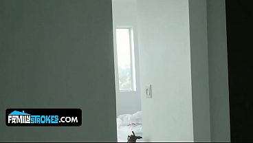 Blonde Cewek Tiri Montok Daisy Stone Digebukin Sperma Sama Kakak Tiri Yang Horny