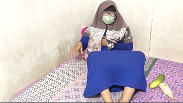 Cewek Hijab Indonesia Colmek Sambil Meremas-remas Memek Basah Kencang.