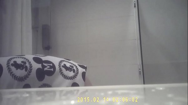撿到偷拍姐姐诗诗洗澡的湿身小奶画面