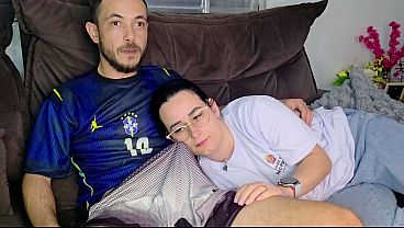 Irmãs De Sangue Se Derrete Pro Irmão Enquanto O Brasil Joga, Só Putaria No Sofá