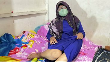 Wanita Berhijab Lagi Mainin Diri Sendiri, Basah Kuyup Penuh Gairah.